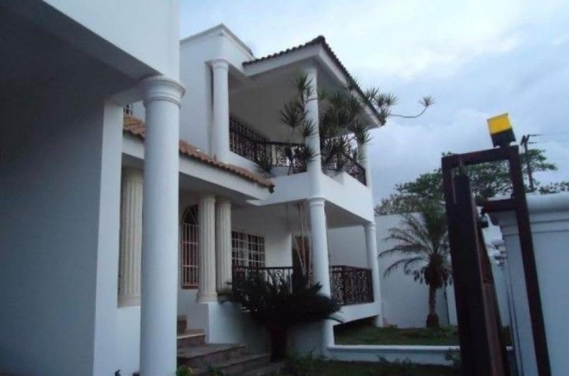 HERMOSA CASA EN VENTA URBANIZACIÓN THOMEN SANTIAGO