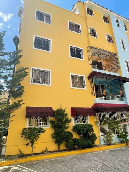 Apartamento de 3 habitaciones y 2 baños, en San Isidro 
