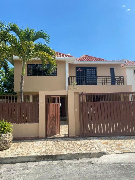 Casa en Alquiler en  Altos de Arroyo Hondo, Distrito Nacional