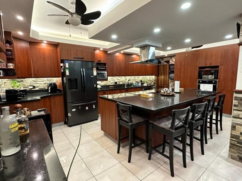 Casa de 2 niveles en Venta en Arroyo Hondo II
