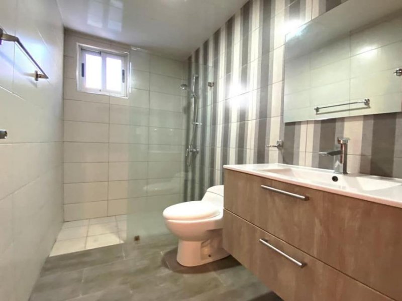 CASA EN EVARISTO MORALES VACIA O AMUEBLADA