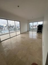 Oportunidad en Evaristo Morales: Apartamento de 2 Habitaciones con Terraza
