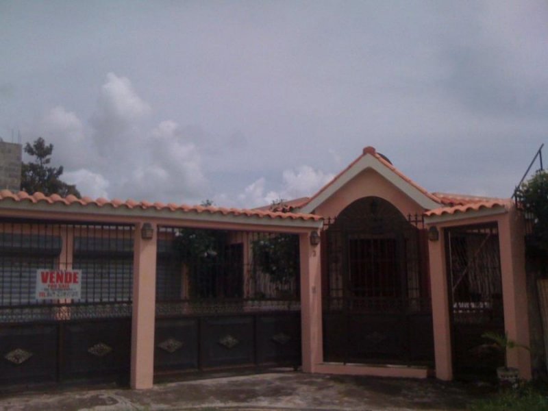 Casa en Venta en Residencial Regina Santo Domingo Este, Santo Domingo