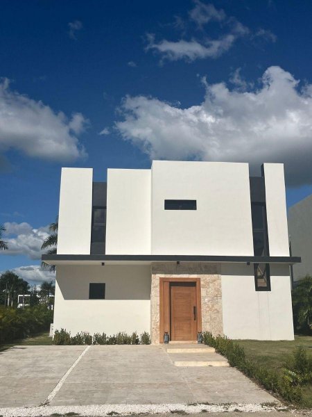 Vendo Hermosa Villa ubicada en el residencial Garden Village