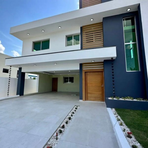 Venta de Casa con piscina en la 27 Febrero 