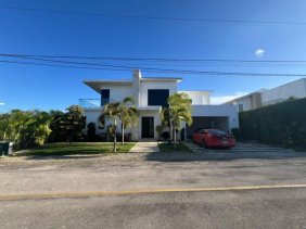 Villa de 4 Habitaciones en Venta en Punta cana Village. 
